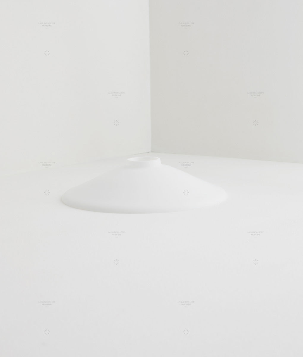 Verrerie évasée en opaline avec col, blanc mat