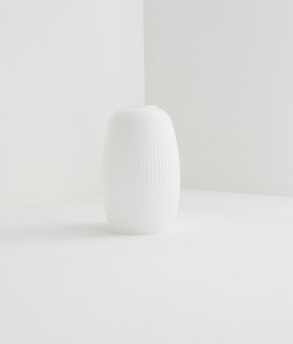 Verrerie plissée à suspendre en opaline blanche