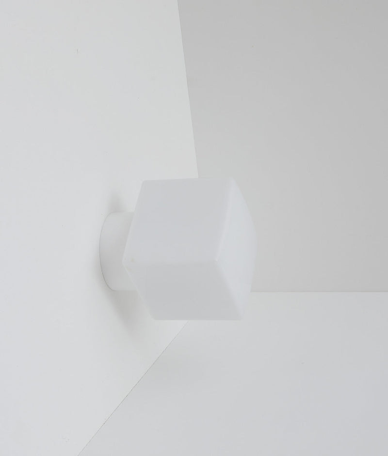 Applique en opaline  "Bauhaus", base blanche, verrerie cube satinée
