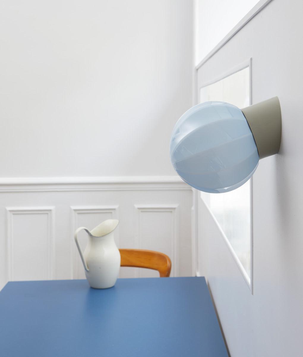 Applique inclinée en opaline « Movida », verrerie bleu pâle, base gris perle