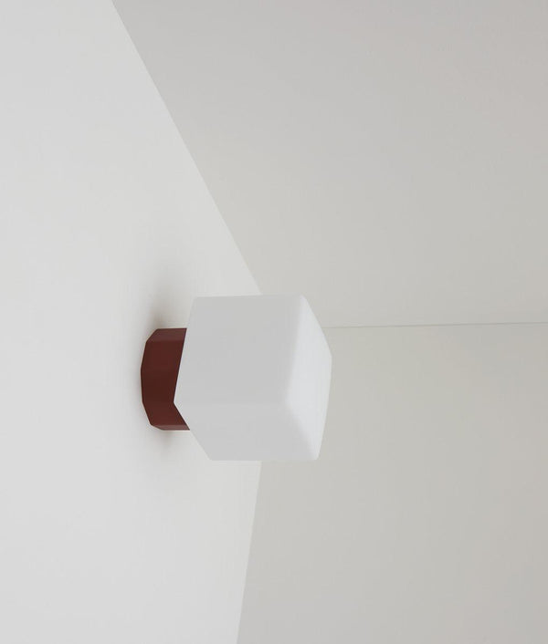Applique "Colonnade", base à facettes, verrerie "cube" mate - La Quincaillerie moderne