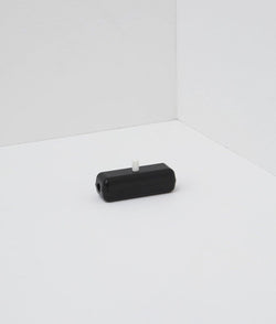 Interrupteur rectangulaire noir avec bouton poussoir blanc