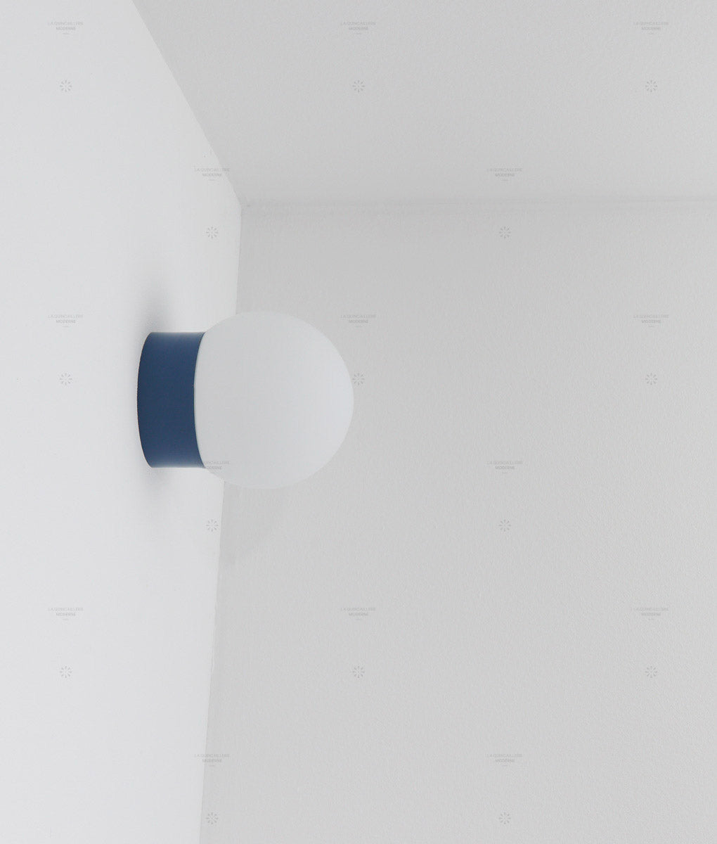 La Quincaillerie moderne - applique "Bauhaus" droite bleu de Prusse en verre opalin mat - Fabriqué en Europe et assemblé à Paris