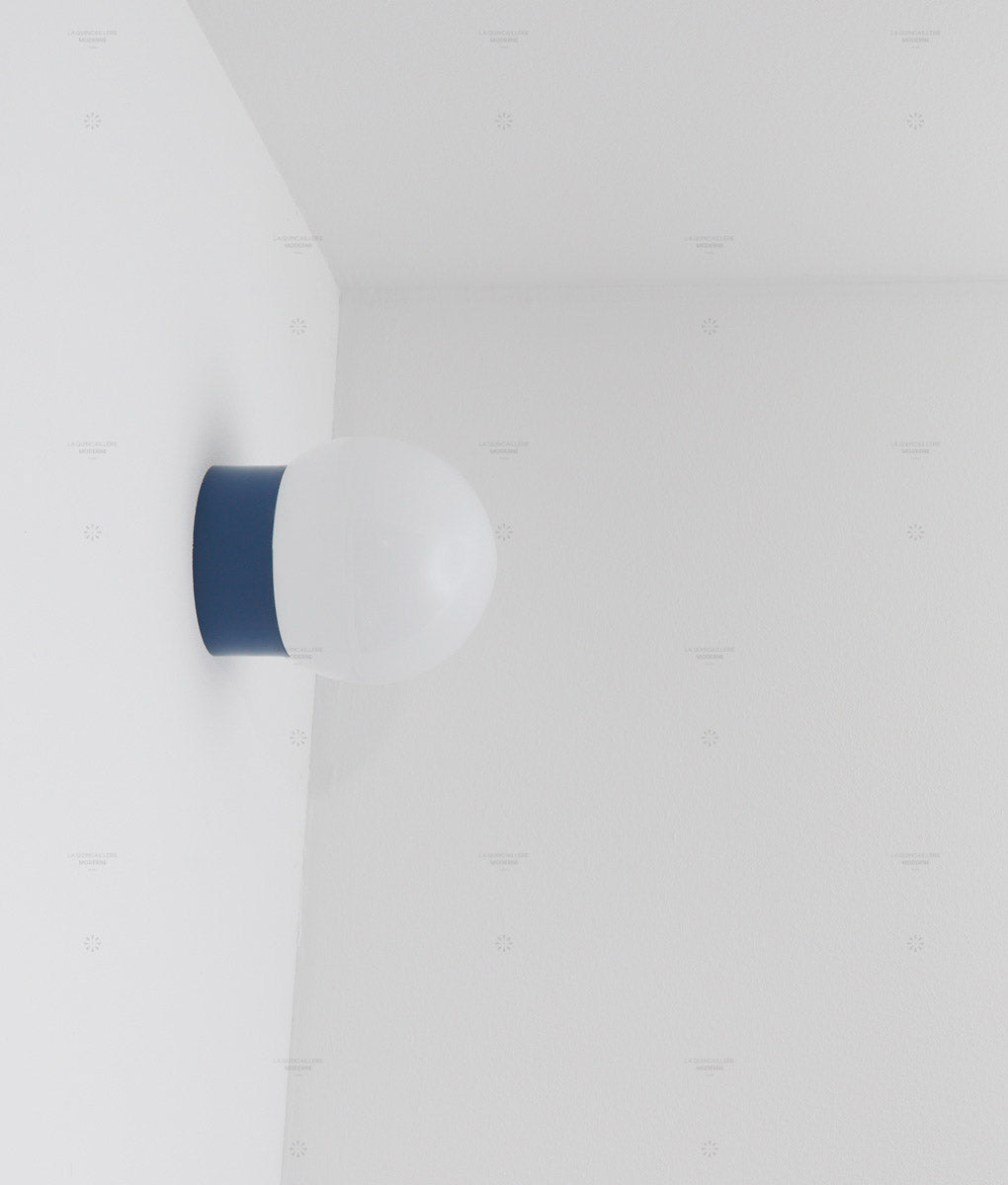 La Quincaillerie moderne - applique "Bauhaus" droite bleu de Prusse perle en verre opalin satiné - Fabriqué en Europe et assemblé à Paris