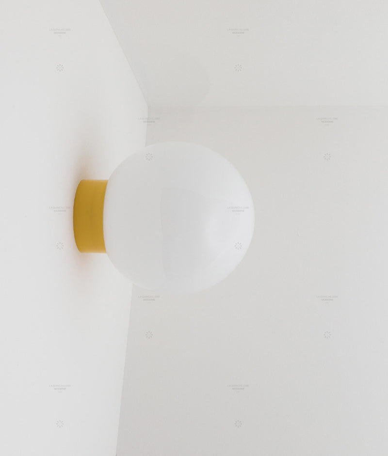 La Quincaillerie moderne - Applique / plafonnier "Bauhaus", jaune tournesol opaline blanche