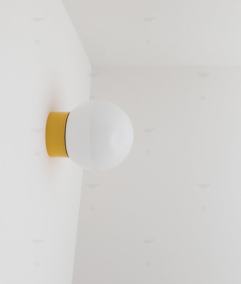 La Quincaillerie moderne - Applique / plafonnier "Bauhaus", jaune tournesol opaline blanche
