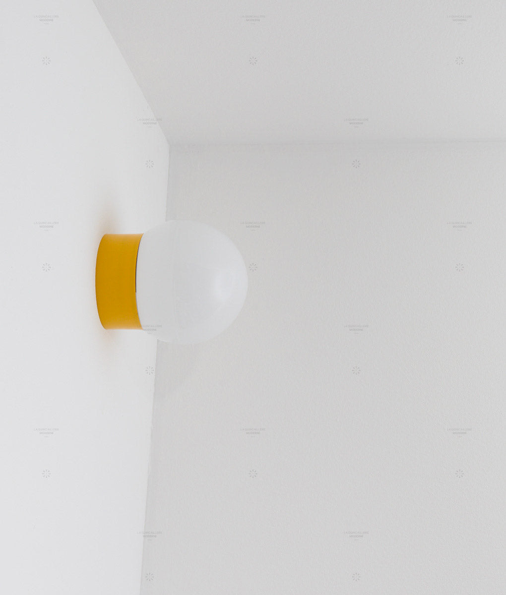 La Quincaillerie moderne - applique "Bauhaus" droite jaune coquelicot en verre opalin satiné - Fabriqué en Europe et assemblé à Paris