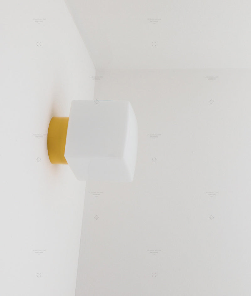 La Quincaillerie moderne - Applique / plafonnier "Bauhaus", jaune tournesol opaline blanche