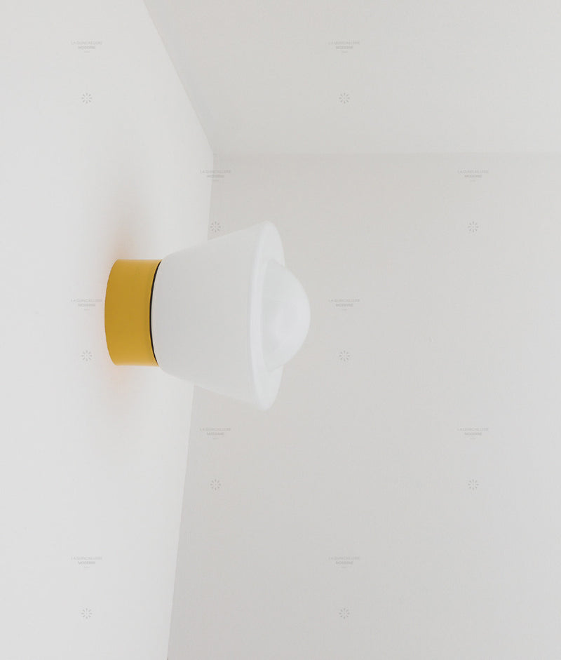 La Quincaillerie moderne - Applique / plafonnier "Bauhaus", jaune tournesol opaline blanche