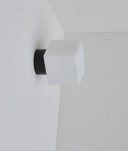 La Quincaillerie moderne - Applique / plafonnier "Bauhaus", noir opaline blanche