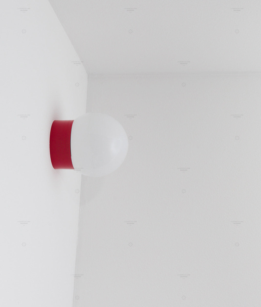 La Quincaillerie moderne - applique "Bauhaus" droite rouge coquelicot en verre opalin satiné - Fabriqué en Europe et assemblé à Paris