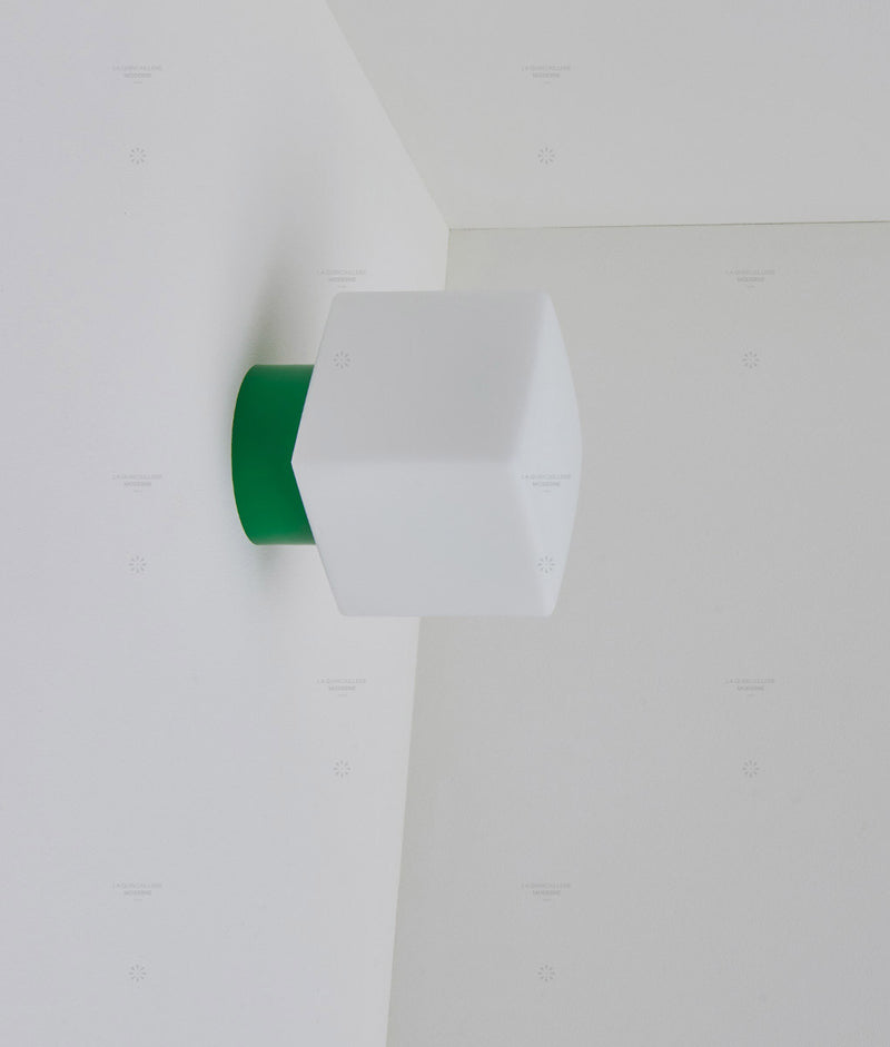 La Quincaillerie moderne - Applique / plafonnier "Bauhaus", vert prairie opaline blanche