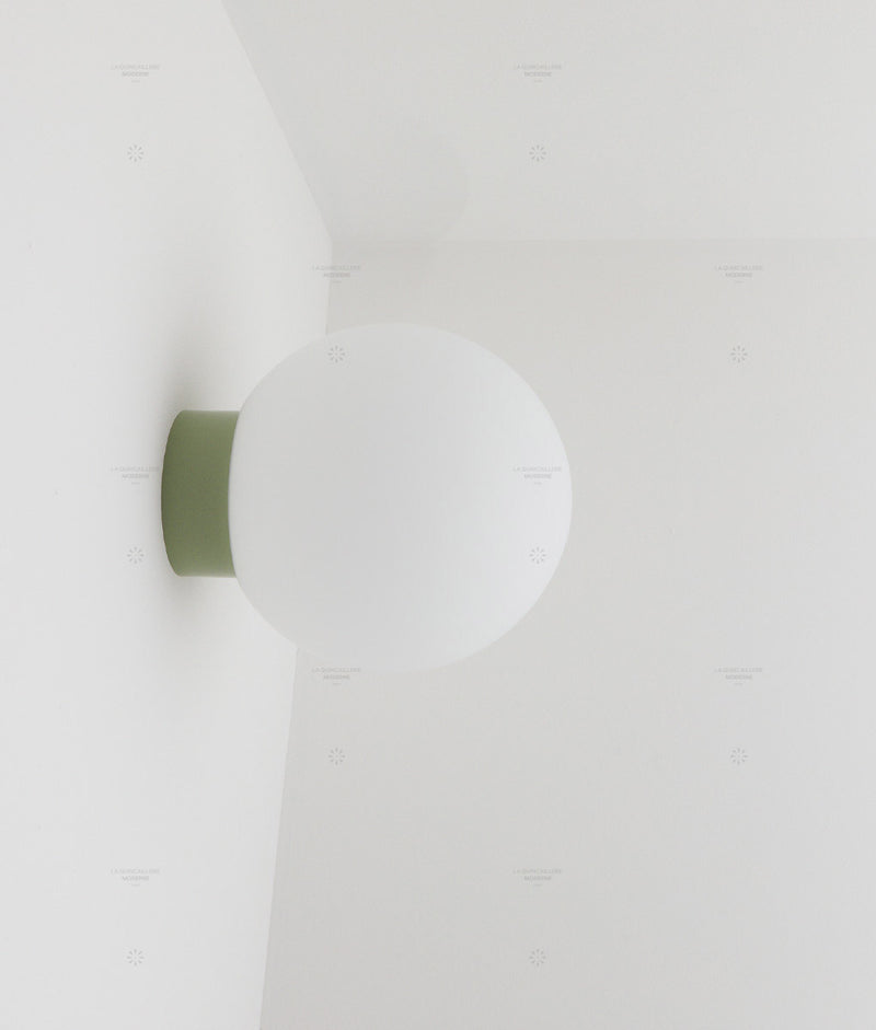 La Quincaillerie moderne - Applique / plafonnier "Bauhaus", vert sauge, opaline blanche