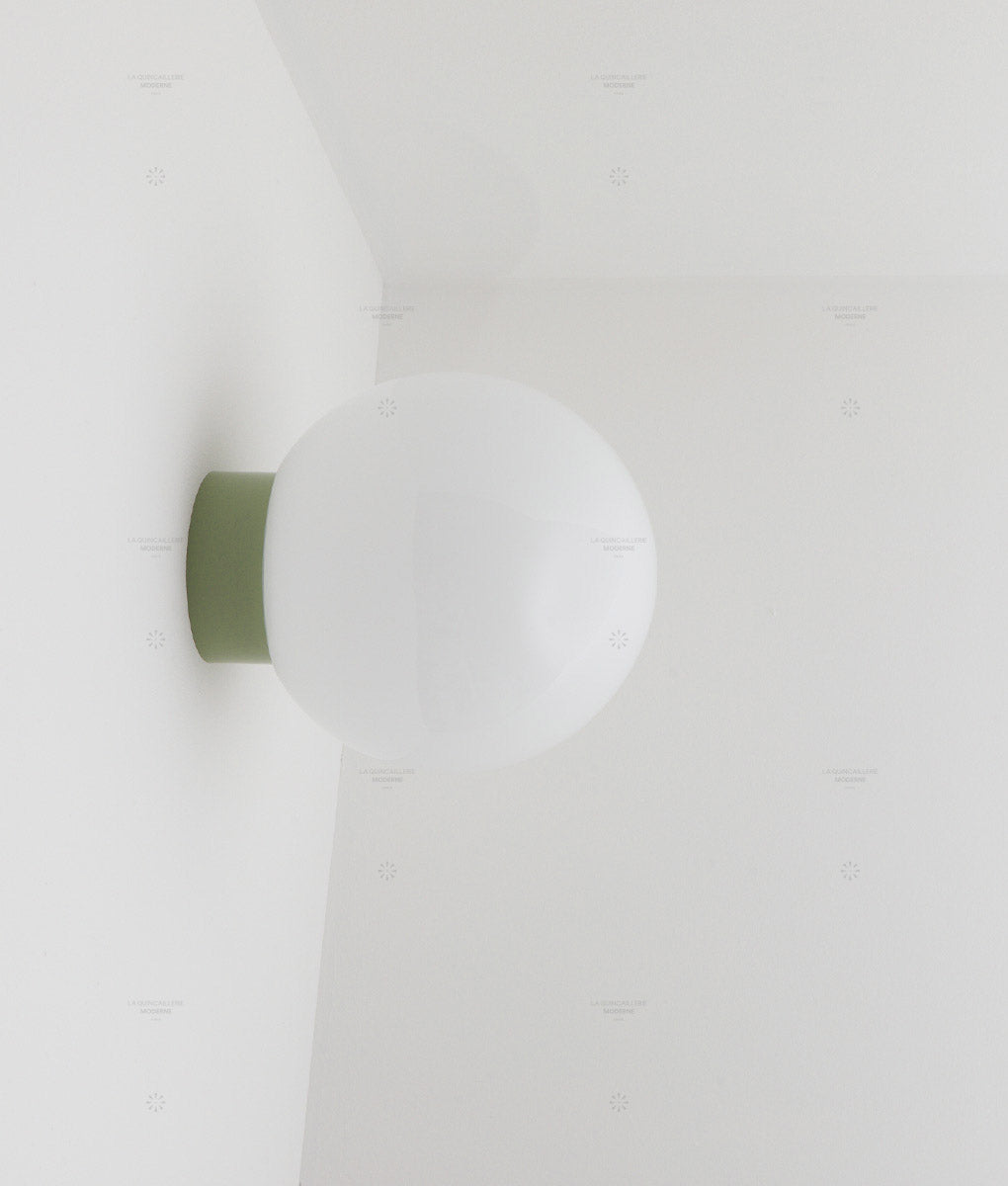 La Quincaillerie moderne - Applique / plafonnier "Bauhaus", vert sauge, opaline blanche