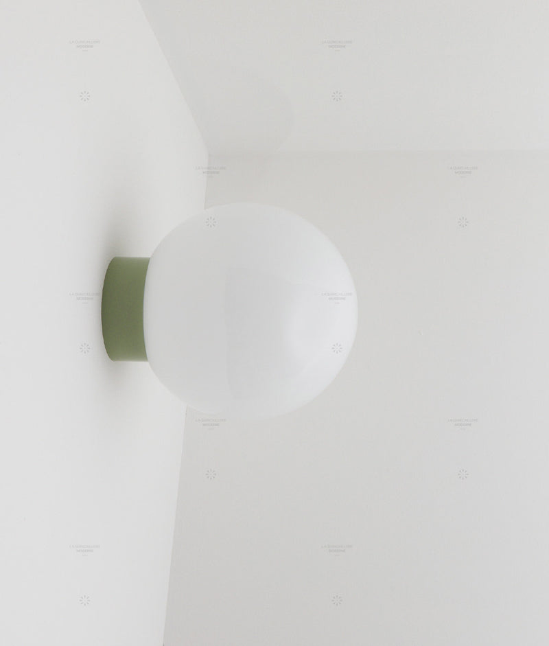 La Quincaillerie moderne - Applique / plafonnier "Bauhaus", vert sauge, opaline blanche