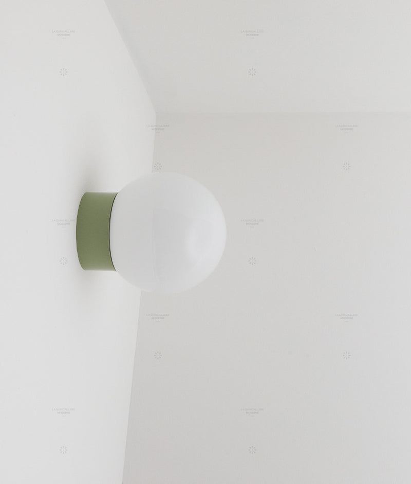 La Quincaillerie moderne - Applique / plafonnier "Bauhaus", vert sauge, opaline blanche