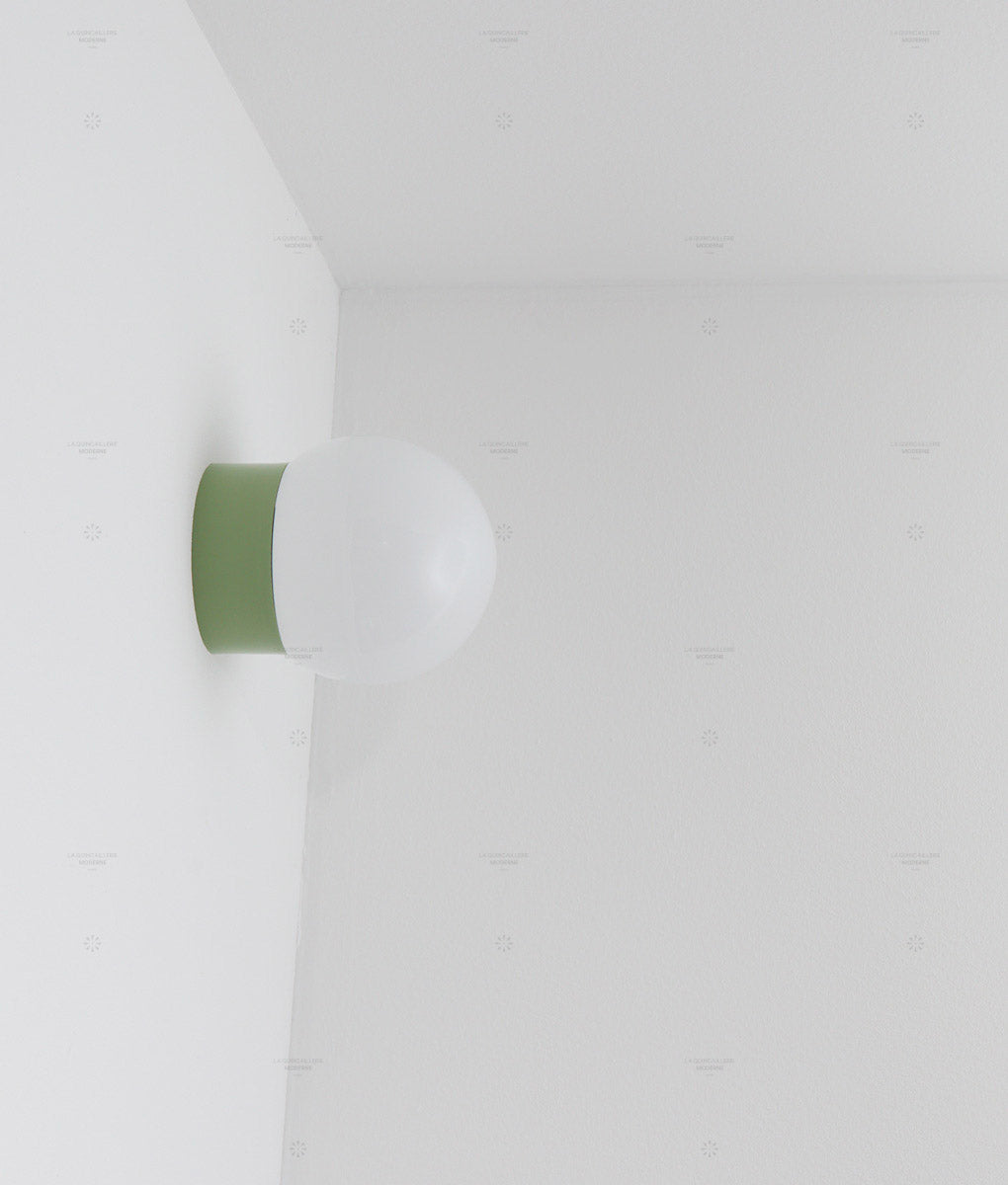 La Quincaillerie moderne - applique "Bauhaus" droite vert sauge en verre opalin satiné - Fabriqué en Europe et assemblé à Paris
