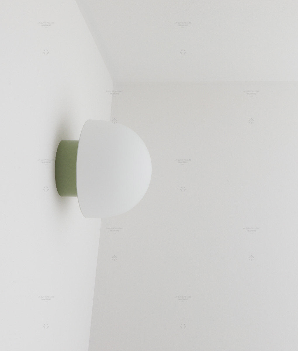 La Quincaillerie moderne - Applique / plafonnier "Bauhaus", vert sauge, opaline blanche