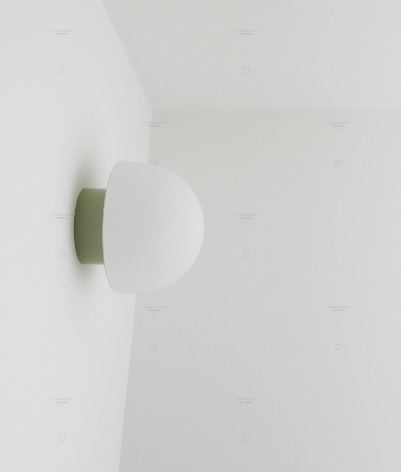 La Quincaillerie moderne - Applique / plafonnier "Bauhaus", vert sauge, opaline blanche