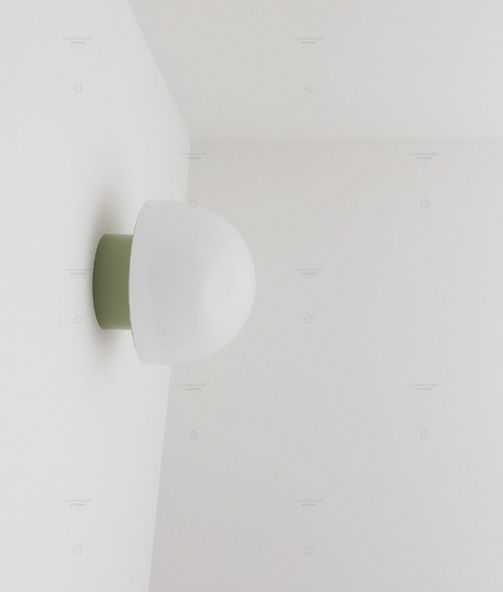 La Quincaillerie moderne - Applique / plafonnier "Bauhaus", vert sauge, opaline blanche