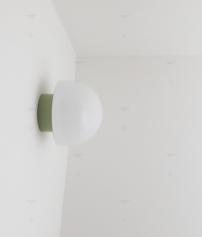 La Quincaillerie moderne - Applique / plafonnier "Bauhaus", vert sauge, opaline blanche