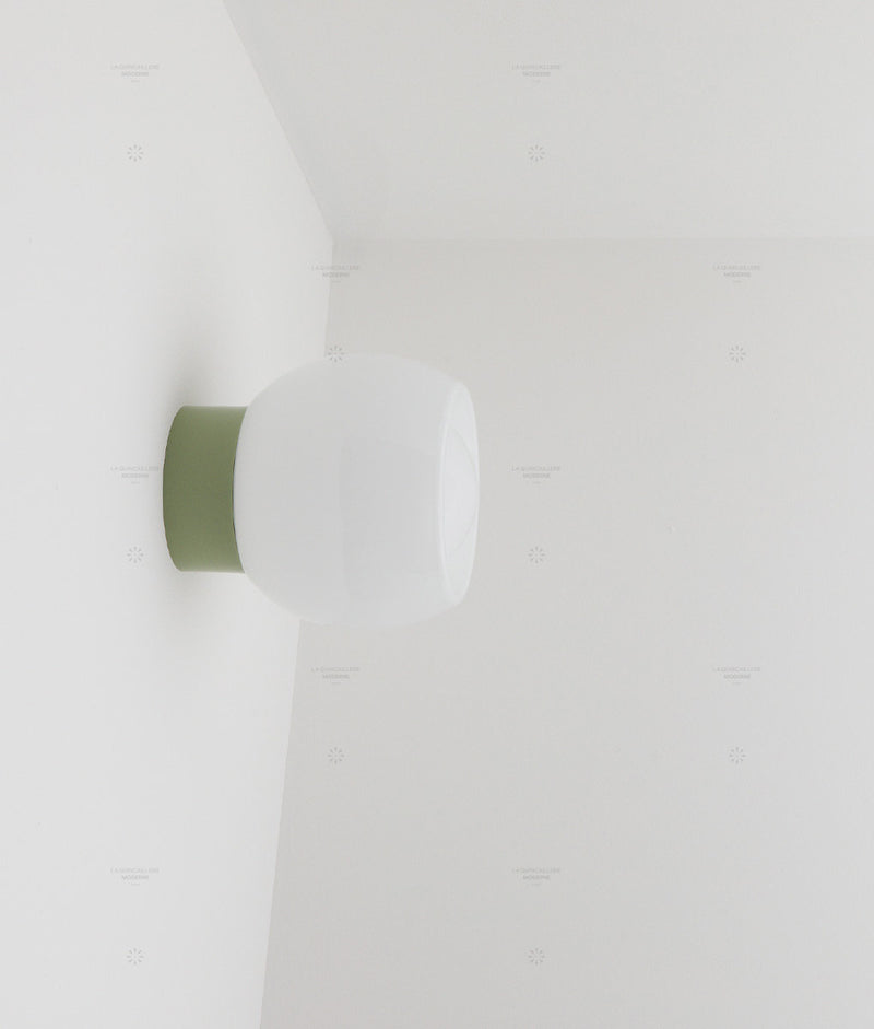 La Quincaillerie moderne - Applique / plafonnier "Bauhaus", vert sauge, opaline blanche
