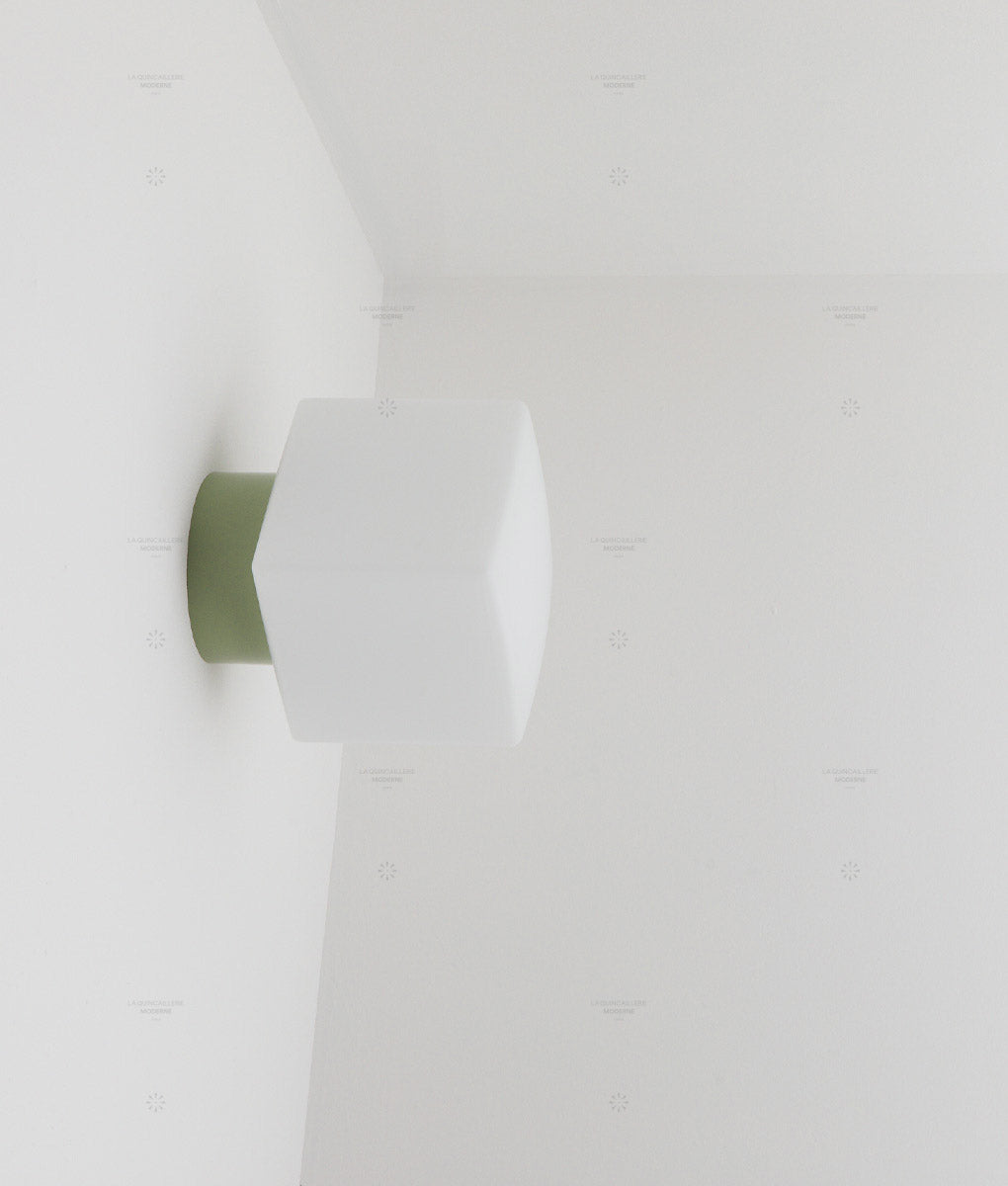 La Quincaillerie moderne - Applique / plafonnier "Bauhaus", vert sauge, opaline blanche