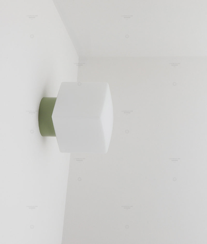 La Quincaillerie moderne - Applique / plafonnier "Bauhaus", vert sauge, opaline blanche