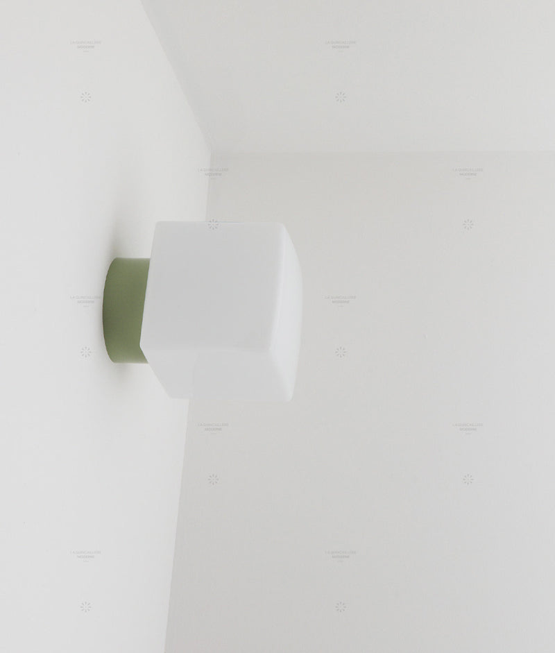 La Quincaillerie moderne - Applique / plafonnier "Bauhaus", vert sauge, opaline blanche