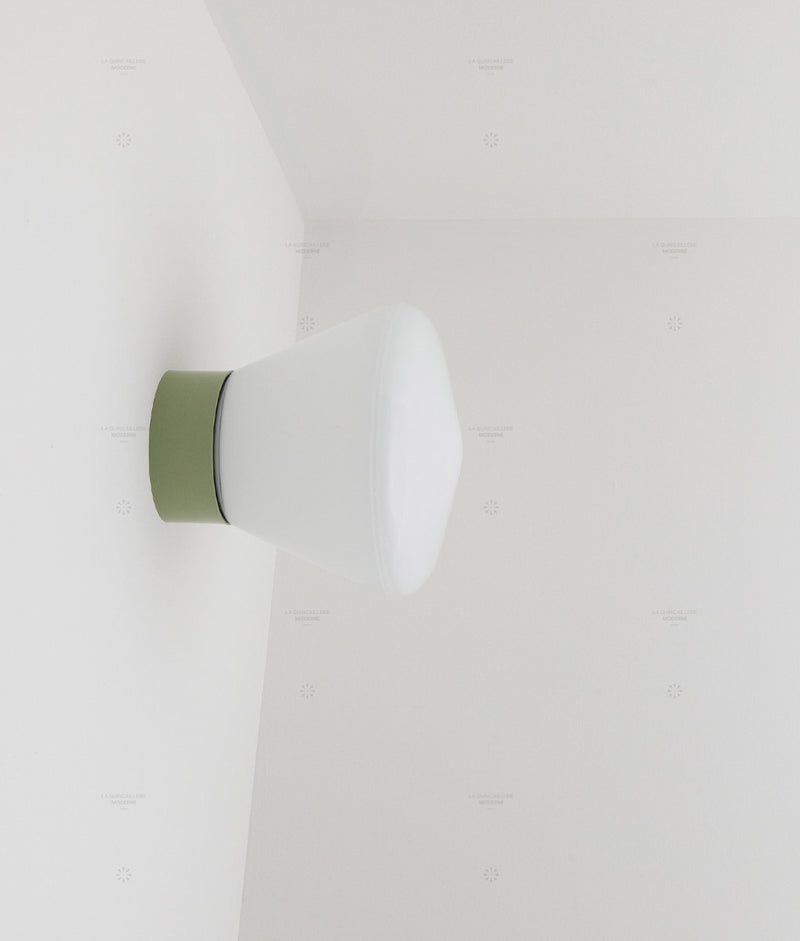 La Quincaillerie moderne - Applique / plafonnier "Bauhaus", vert sauge, opaline blanche