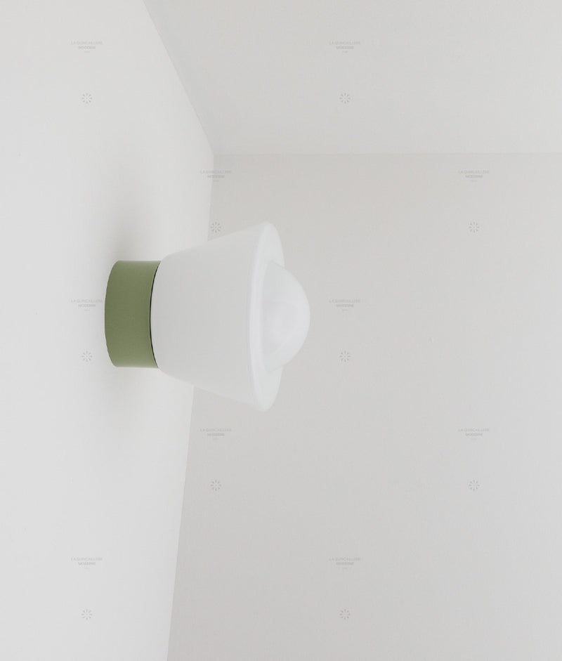 La Quincaillerie moderne - Applique / plafonnier "Bauhaus", vert sauge, opaline blanche
