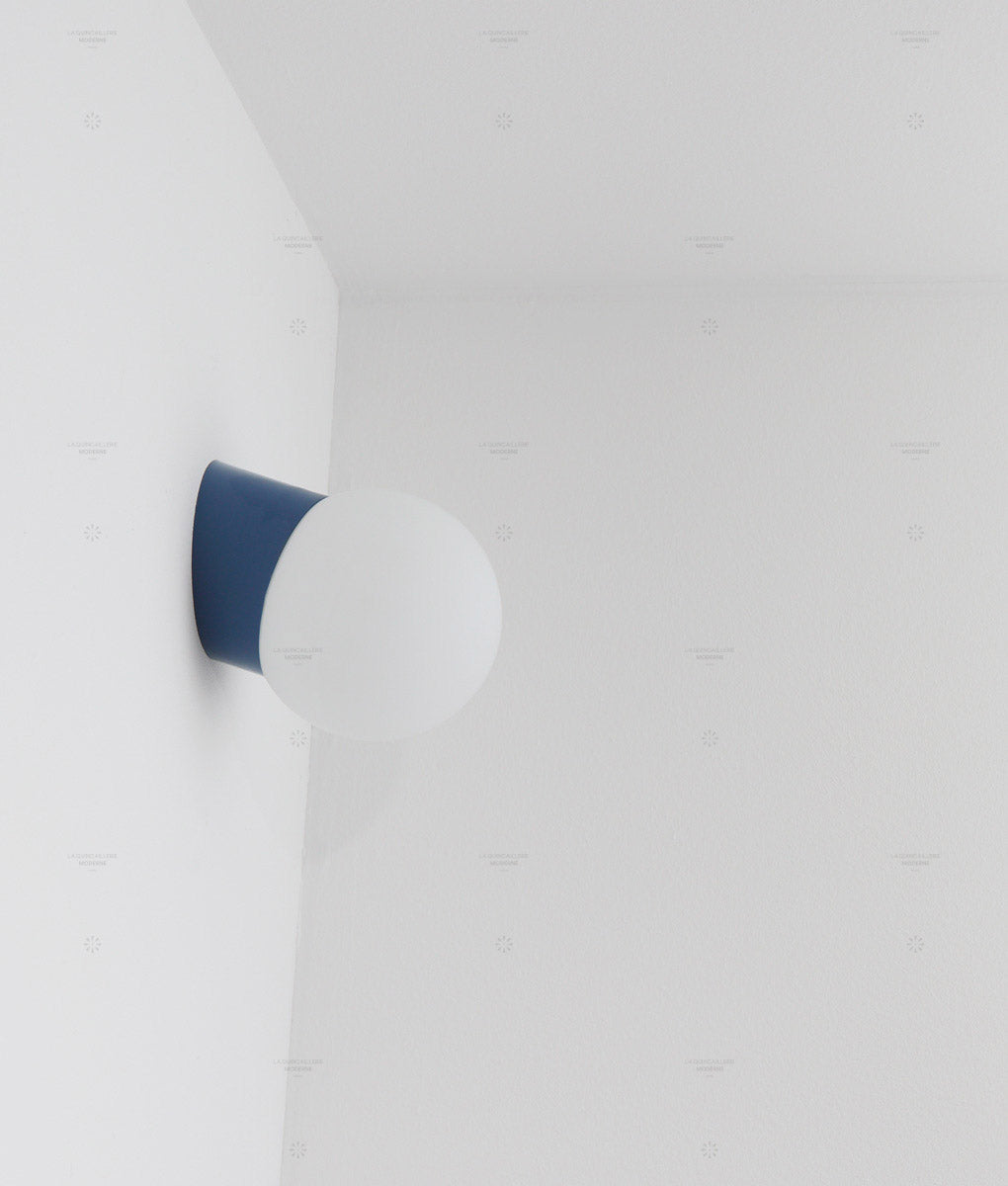La Quincaillerie moderne - applique "Bauhaus" inclinée bleu de Prusse en verre opalin mat - Fabriqué en Europe et assemblé à Paris