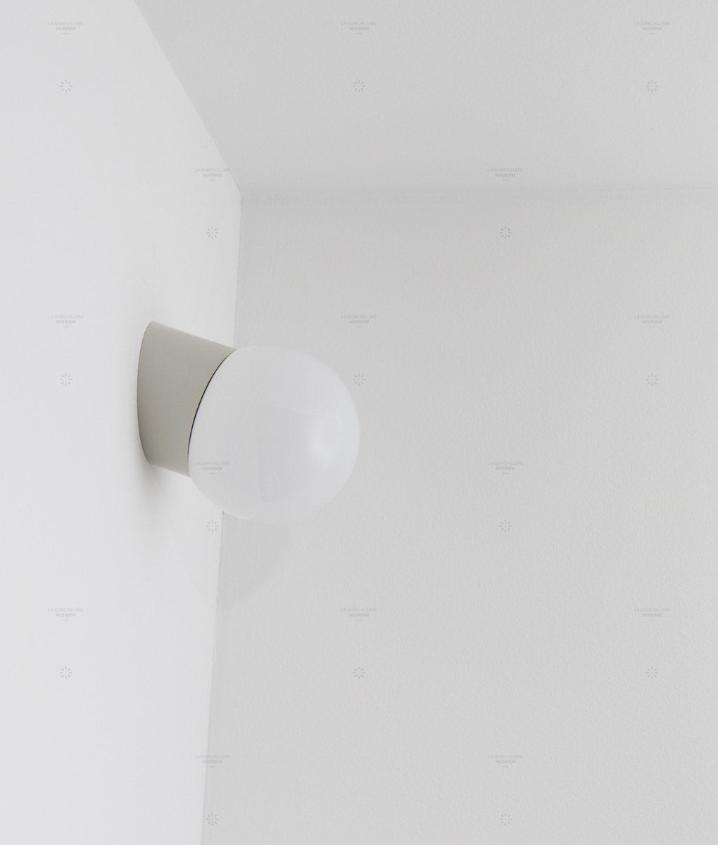 La Quincaillerie moderne - applique "Bauhaus" inclinée gris perle en verre opalin satiné - Fabriqué en Europe et assemblé à Paris