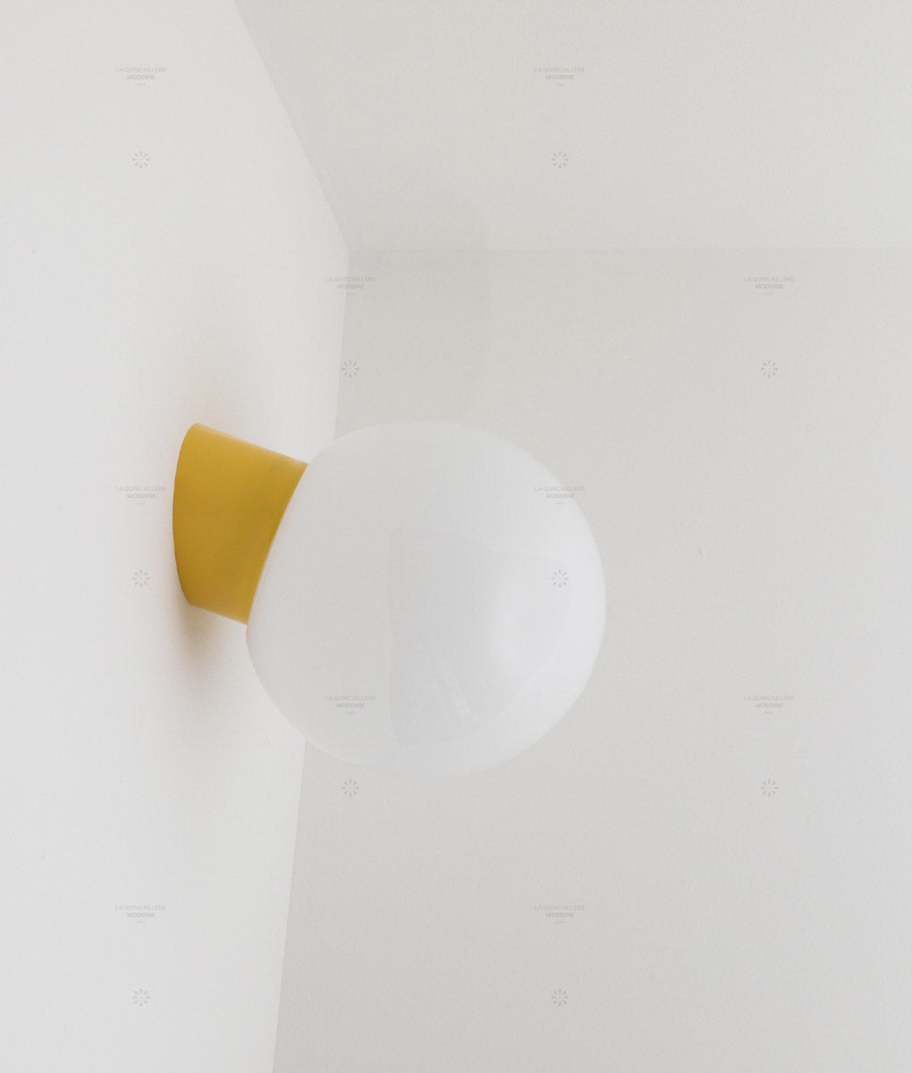 La Quincaillerie moderne - Applique / plafonnier "Bauhaus", jaune tournesol opaline blanche