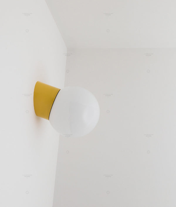 La Quincaillerie moderne - Applique / plafonnier "Bauhaus", jaune tournesol opaline blanche