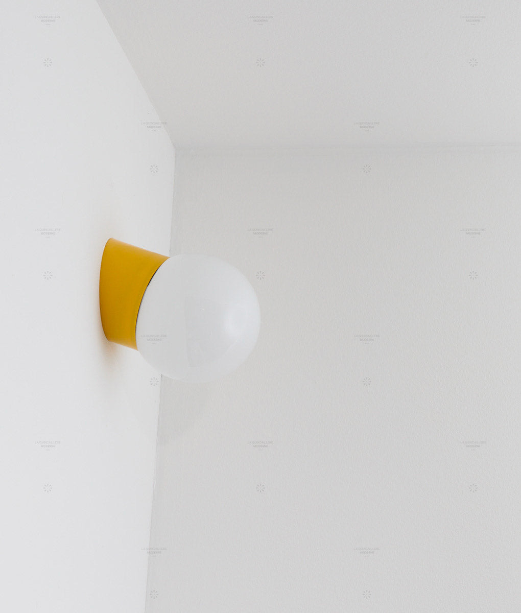 La Quincaillerie moderne - applique "Bauhaus" inclinée jaune tournesol en verre opalin satiné - Fabriqué en Europe et assemblé à Paris