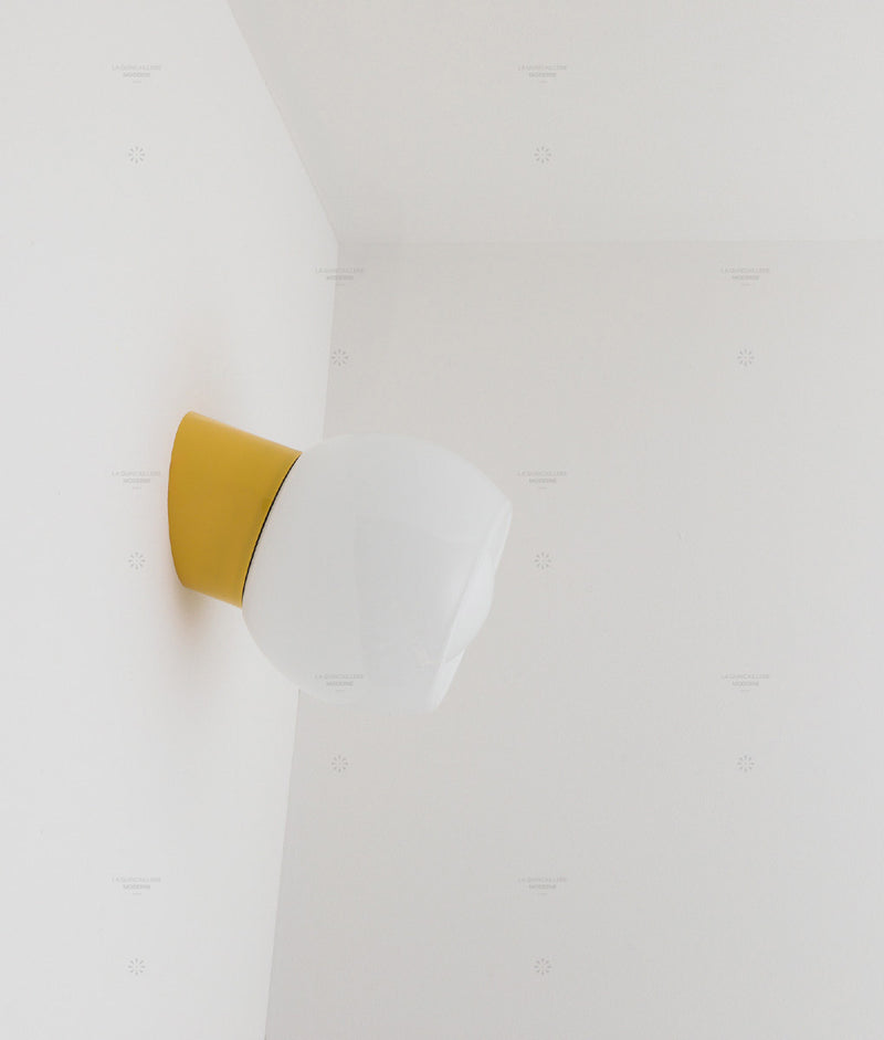 La Quincaillerie moderne - Applique / plafonnier "Bauhaus", jaune tournesol opaline blanche