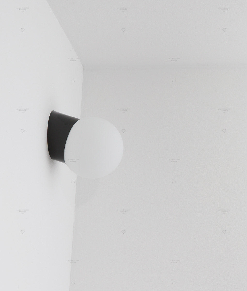 La Quincaillerie moderne - applique "Bauhaus" inclinée noire en verre opalin mat - Fabriqué en Europe et assemblé à Paris