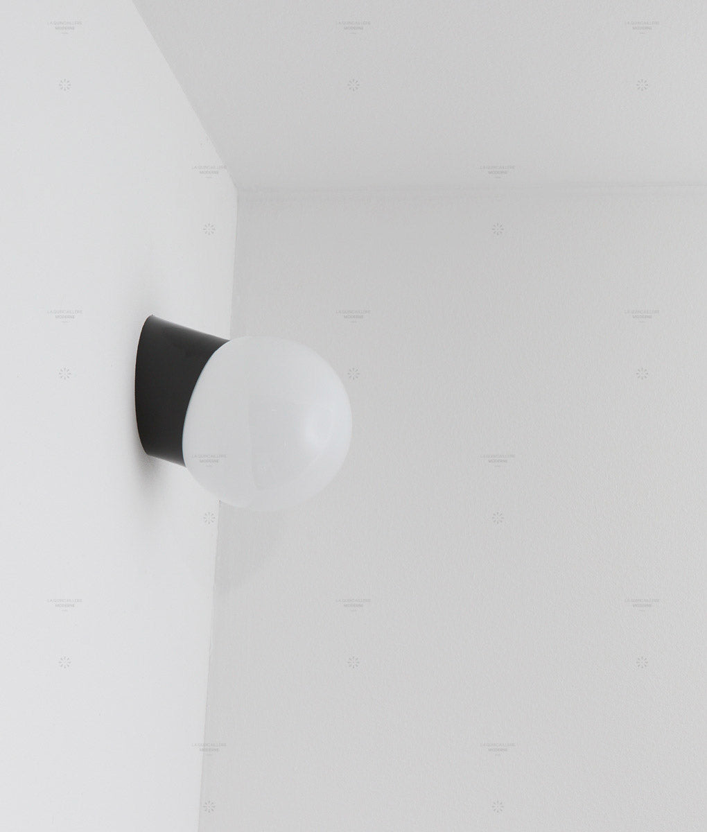 La Quincaillerie moderne - applique "Bauhaus" inclinée noire en verre opalin satiné - Fabriqué en Europe et assemblé à Paris