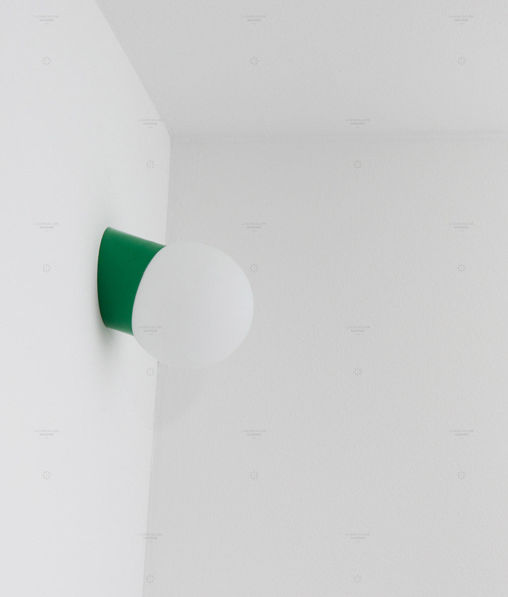 La Quincaillerie moderne - applique "Bauhaus" inclinée vert prairie en verre opalin mat - Fabriqué en Europe et assemblé à Paris