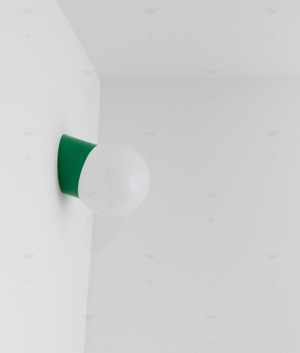 La Quincaillerie moderne - applique "Bauhaus" inclinée vert prairie en verre opalin satiné - Fabriqué en Europe et assemblé à Paris