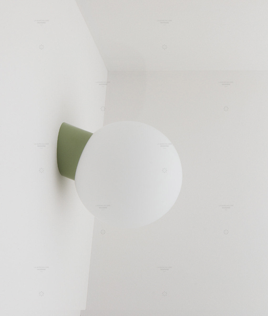 La Quincaillerie moderne - Applique / plafonnier "Bauhaus", vert sauge, opaline blanche mate