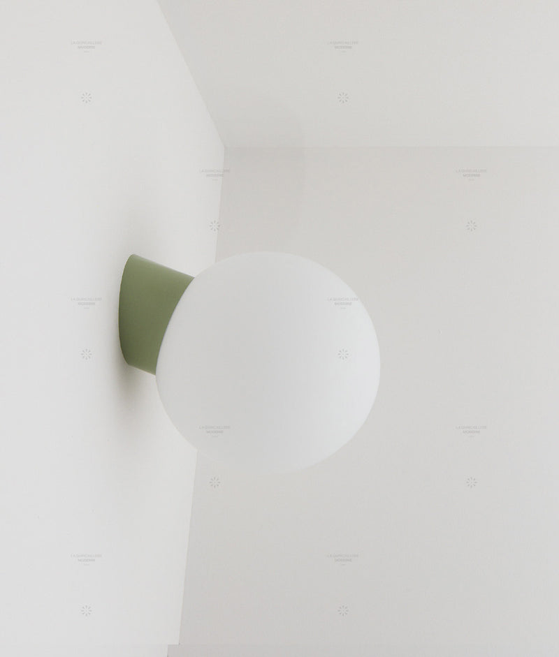 La Quincaillerie moderne - Applique / plafonnier "Bauhaus", vert sauge, opaline blanche