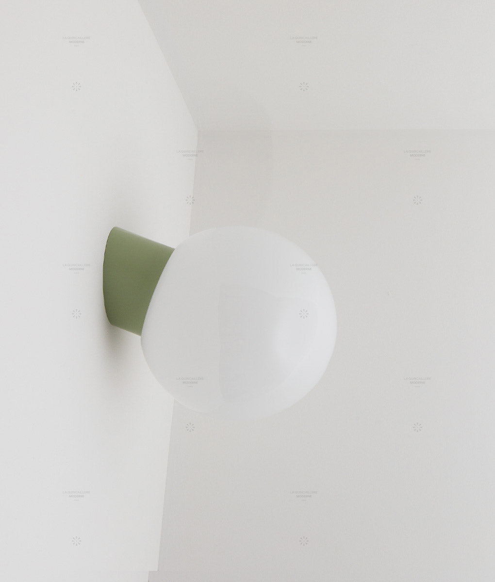 La Quincaillerie moderne - Applique / plafonnier "Bauhaus", vert sauge, opaline blanche