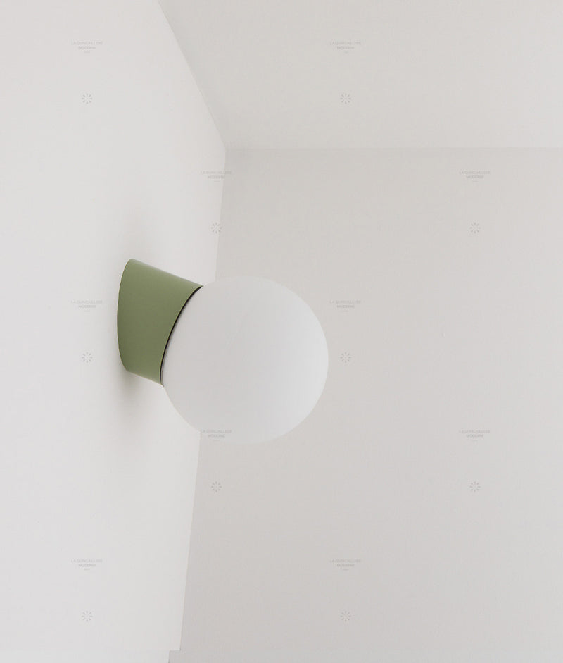 La Quincaillerie moderne - Applique / plafonnier "Bauhaus", vert sauge, opaline blanche