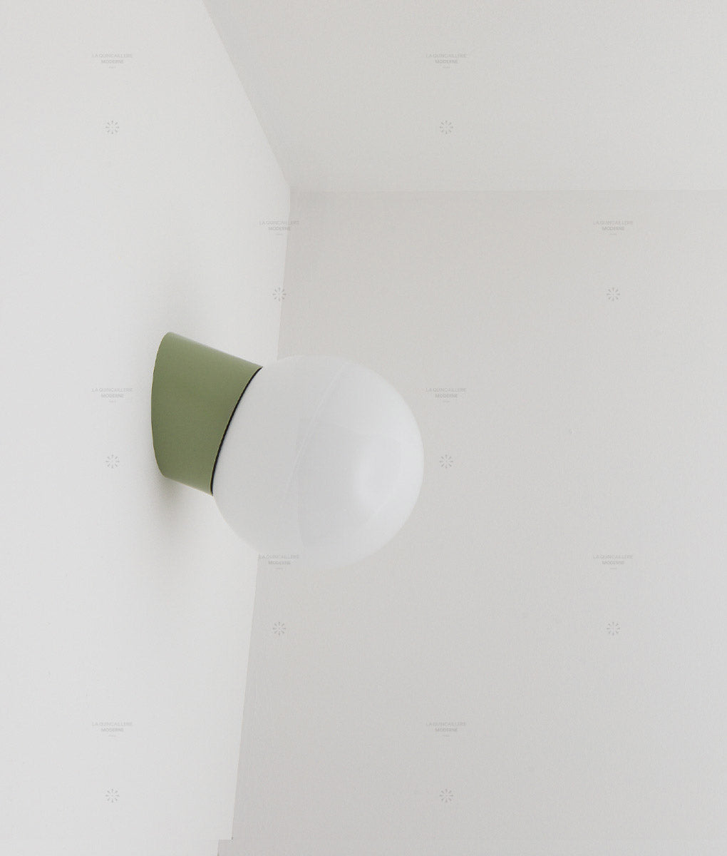 La Quincaillerie moderne - Applique / plafonnier "Bauhaus", vert sauge, opaline blanche