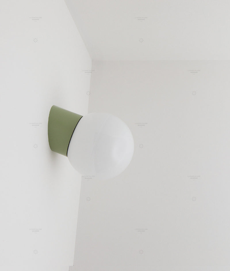 La Quincaillerie moderne - Applique / plafonnier "Bauhaus", vert sauge, opaline blanche