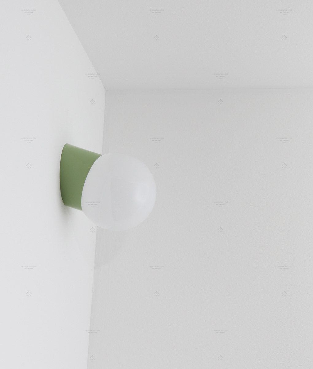 La Quincaillerie moderne - applique "Bauhaus" inclinée vert sauge en verre opalin satiné - Fabriqué en Europe et assemblé à Paris