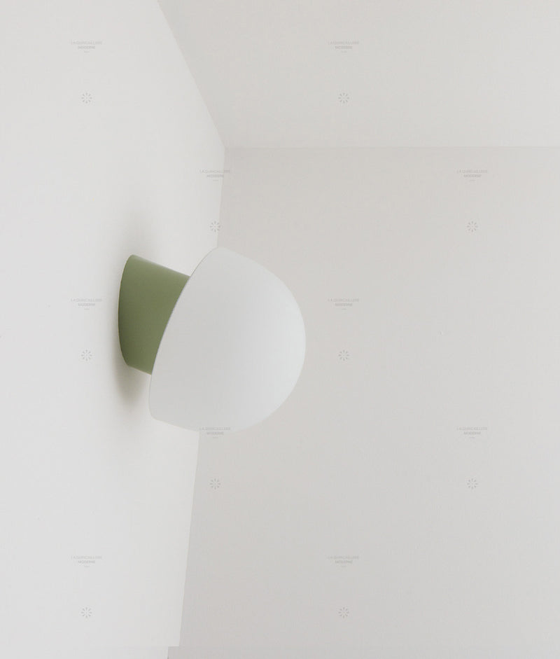 La Quincaillerie moderne - Applique / plafonnier "Bauhaus", vert sauge, opaline blanche