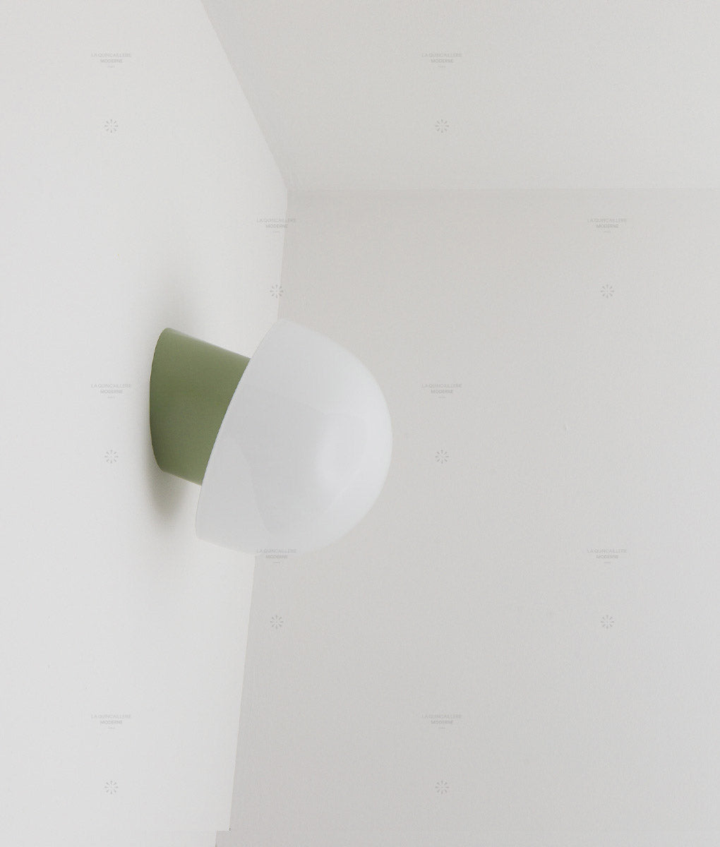 La Quincaillerie moderne - Applique / plafonnier "Bauhaus", vert sauge, opaline blanche
